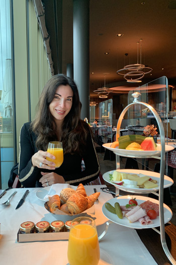 Alexandra Polzin beim Frühstück im Bürgenstock Resort (©Foto:Privat)